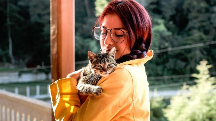 Frau mit Katze